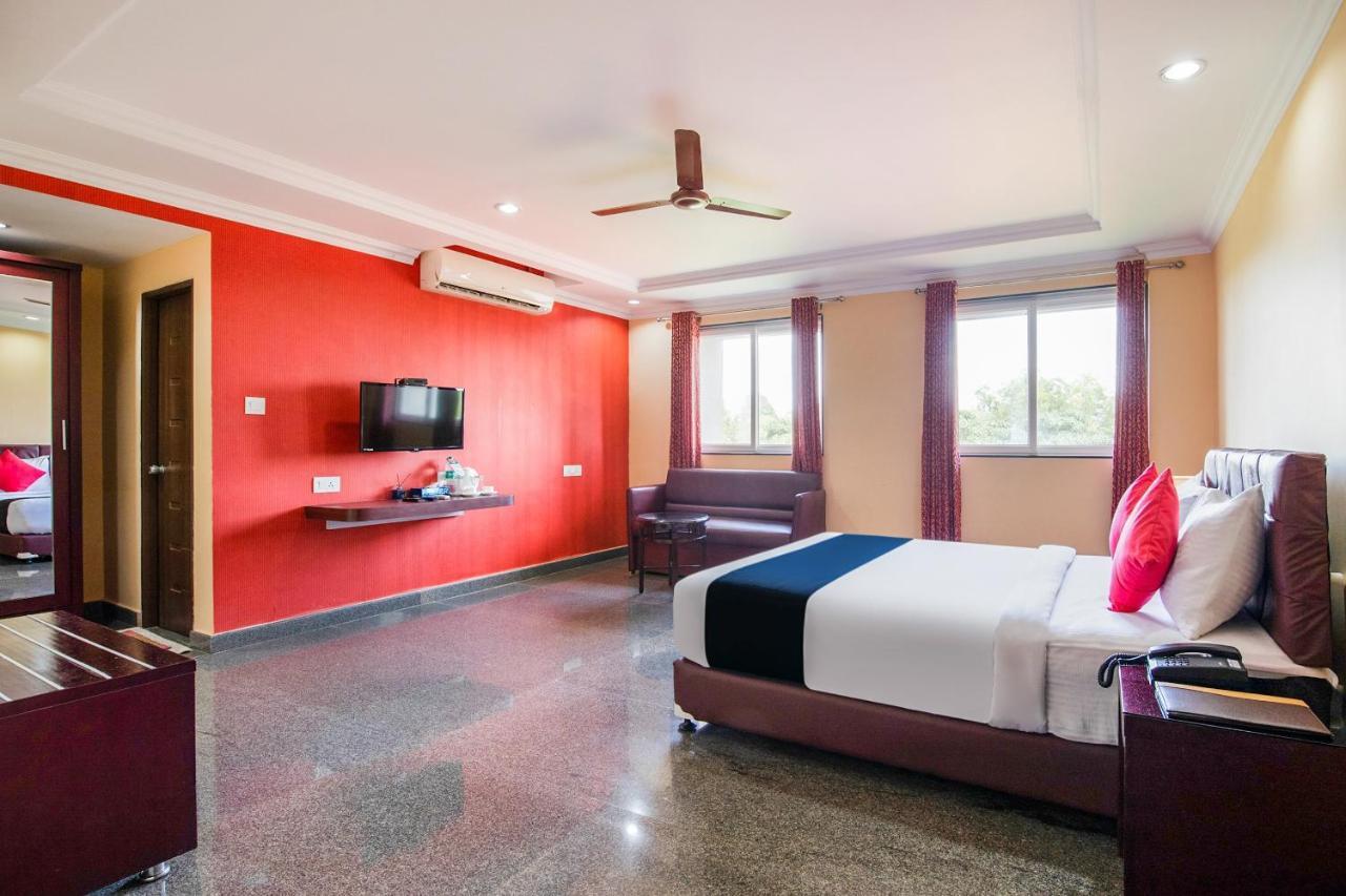 Capital O 22439 Ratna Forever Hotel Karkal Ngoại thất bức ảnh