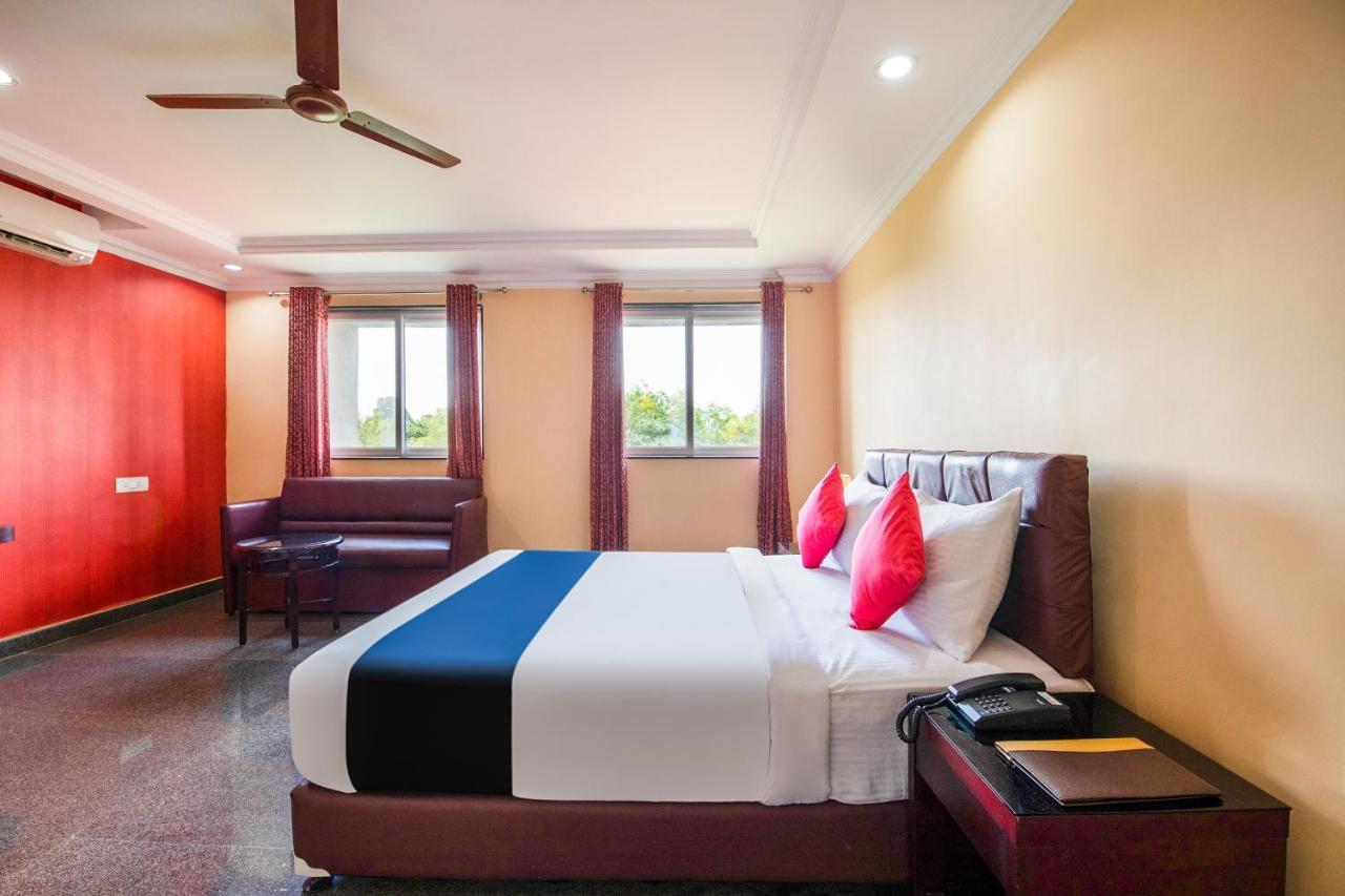 Capital O 22439 Ratna Forever Hotel Karkal Ngoại thất bức ảnh