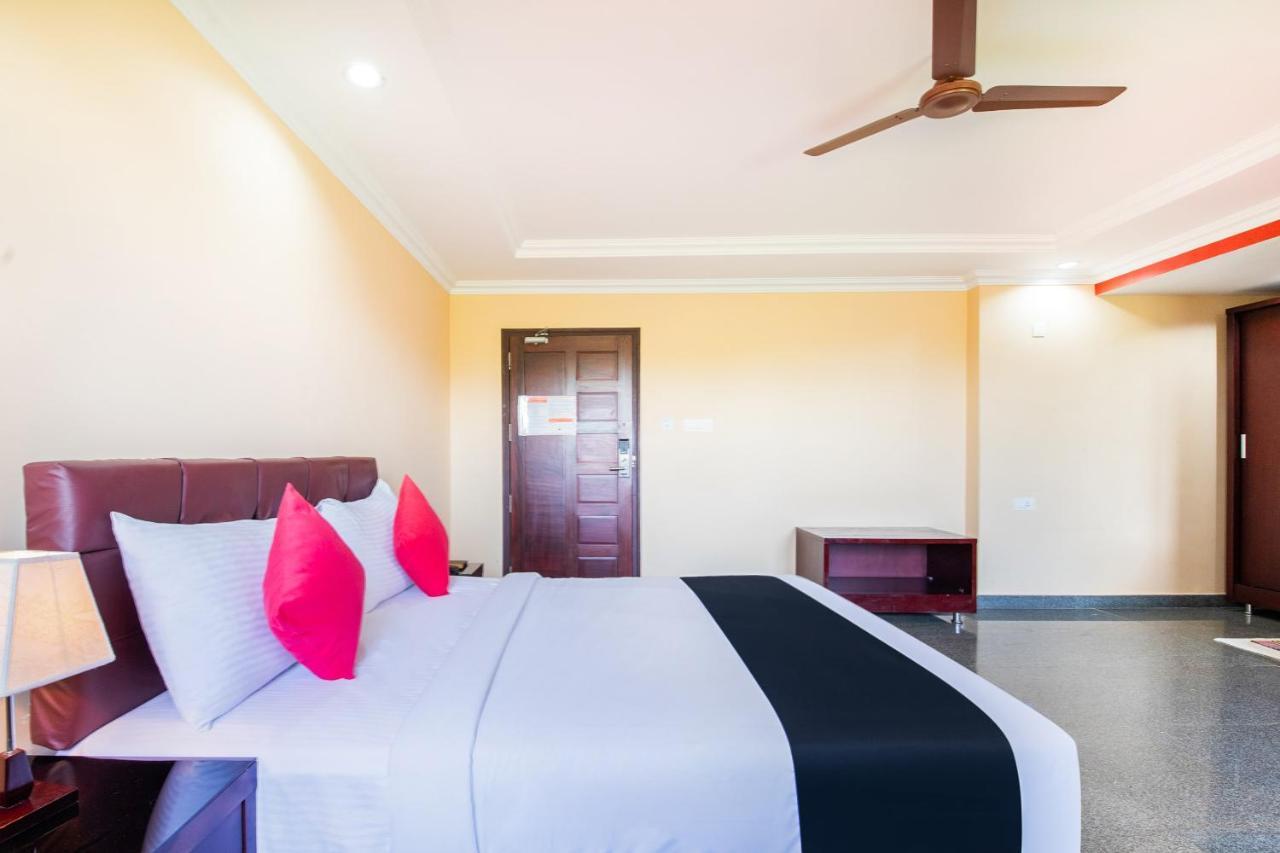 Capital O 22439 Ratna Forever Hotel Karkal Ngoại thất bức ảnh
