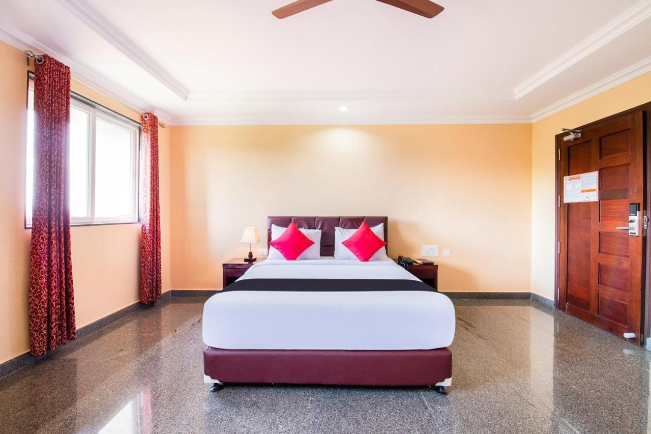 Capital O 22439 Ratna Forever Hotel Karkal Ngoại thất bức ảnh