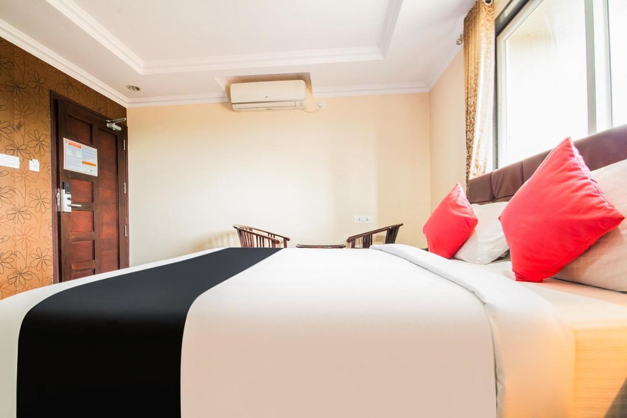 Capital O 22439 Ratna Forever Hotel Karkal Ngoại thất bức ảnh